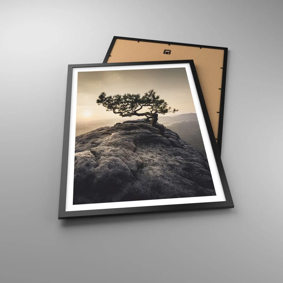 Pôster com moldura preta - Uma árvore solitária em um pico rochoso à luz do pôr do sol - 50x70cm - A vida ganha sempre - Decoração de parede moderna para a sala de estar e quarto ARTTOR