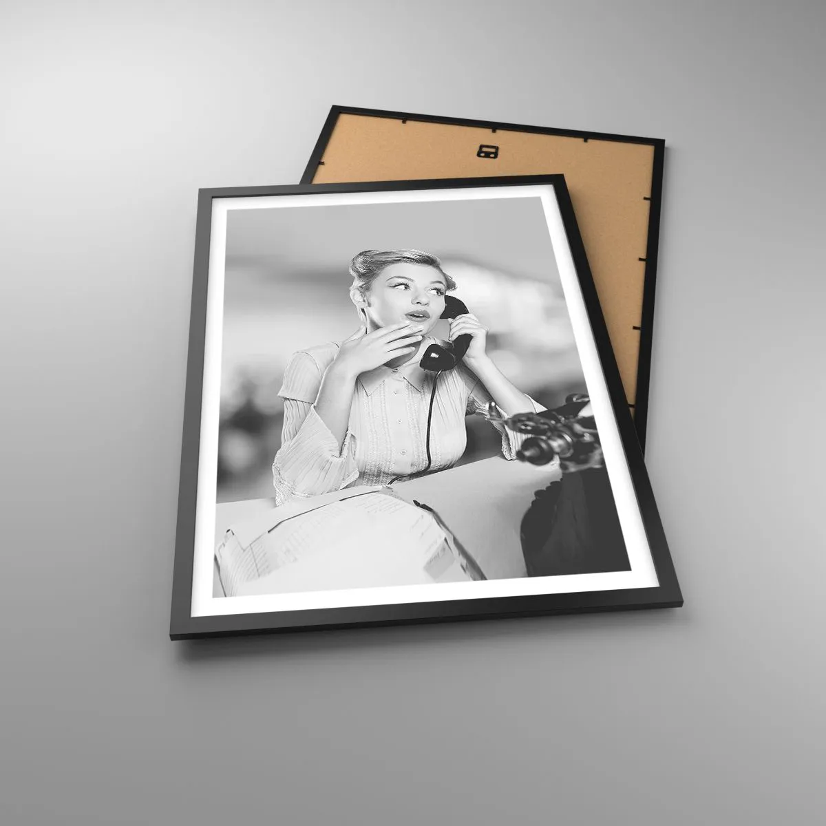 Poster în ramă neagră - Femeie din anii 1950 vorbind la telefon într-un birou - 50x70cm - Bună ziua, suntem în anii '50. - Decorațiune modernă pentru perete pentru living și dormitor ARTTOR