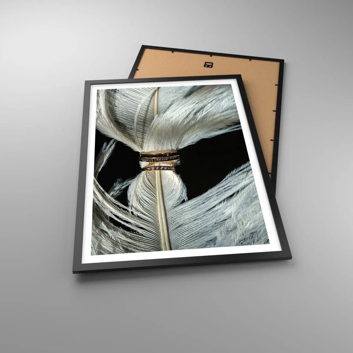 Plakát v černém rámu - Detail bílého peří svázaného zlatou stuhou - 50x70cm - …a neopustím tě…. - Moderní nástěnná dekorace do obývacího pokoje a ložnice ARTTOR