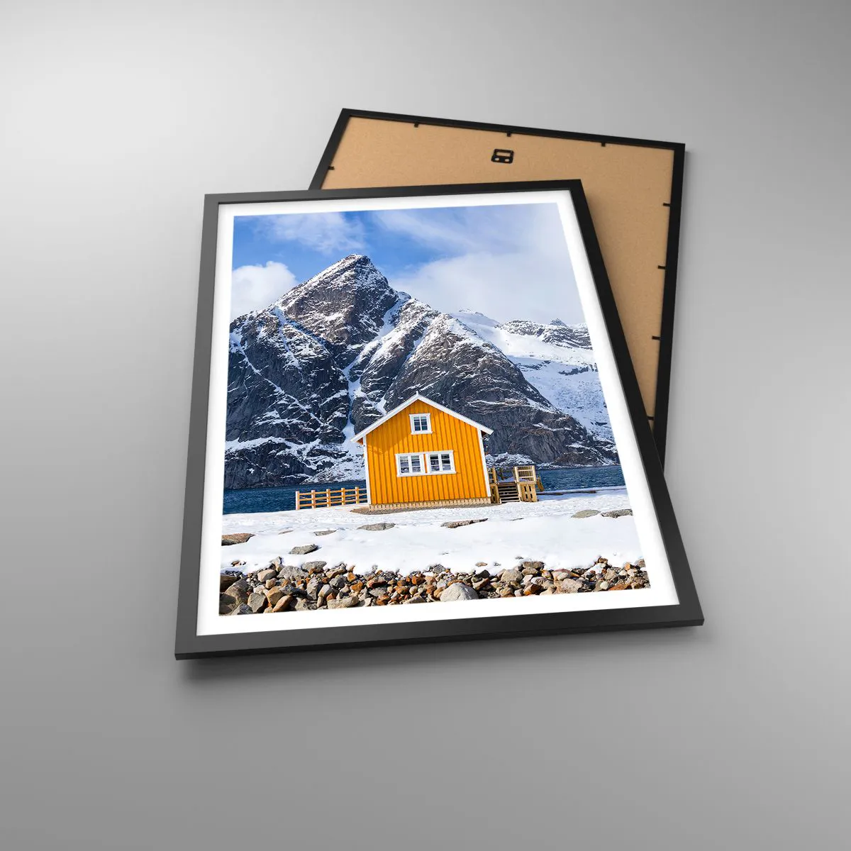 Affisch i svart ram - Ett gult hus mot bakgrund av snötäckta berg - 50x70cm - Skandinavisk semester - Modern väggdekoration för vardagsrum och sovrum ARTTOR