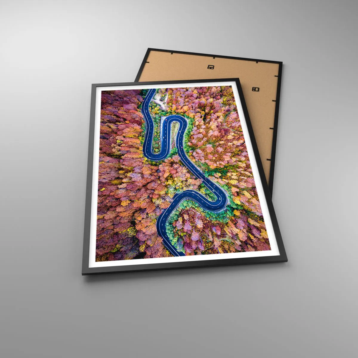 Poszter fehér keretben - Kanyargós út az erdőn keresztül - 61x91 cm