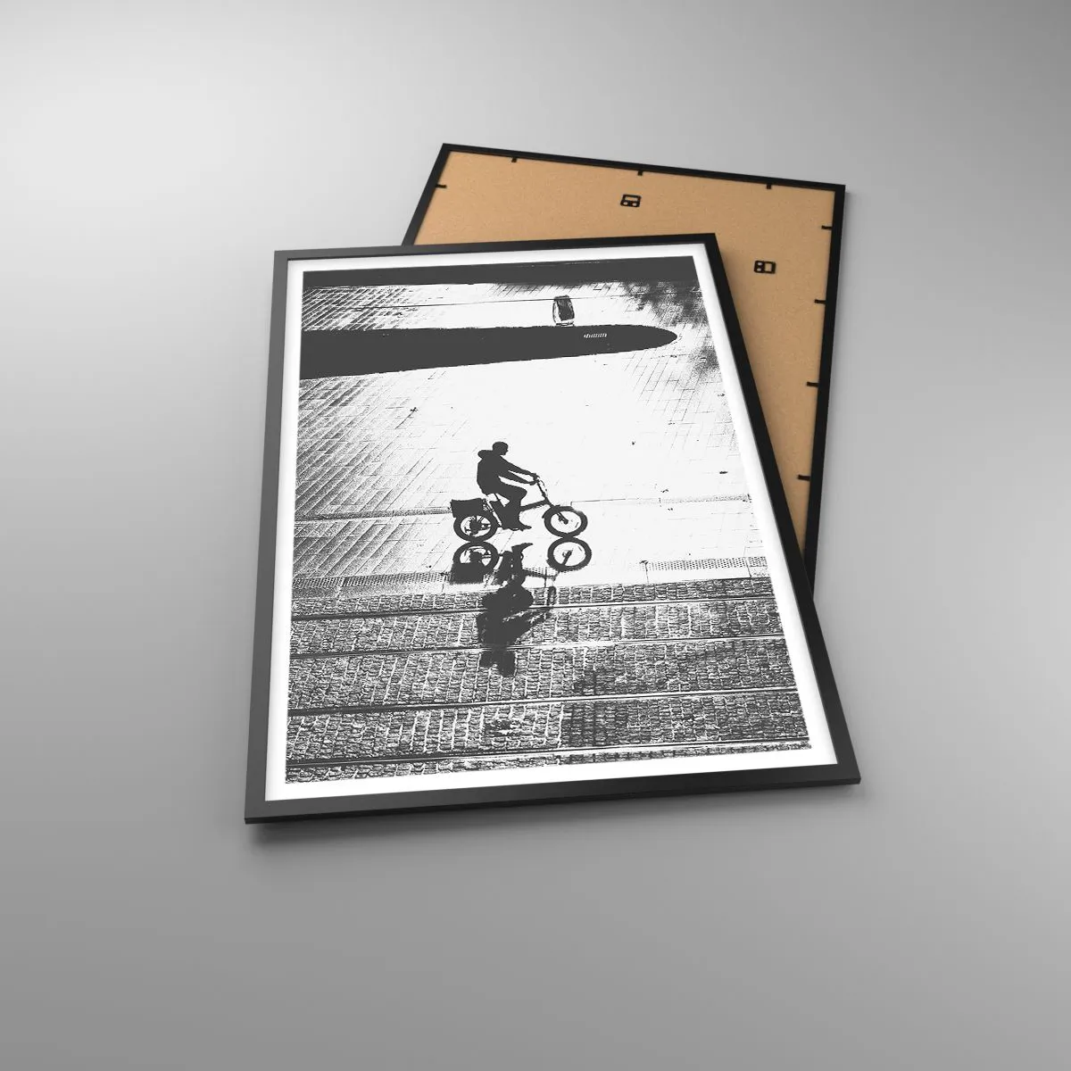 Plakat i sort ramme - Fremad, gennem byen - 61x91 cm