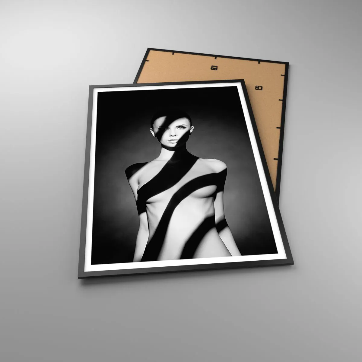 Affiche dans un cadre noir - Poster - Dans la brillance et l'ombre - 70x100 cm