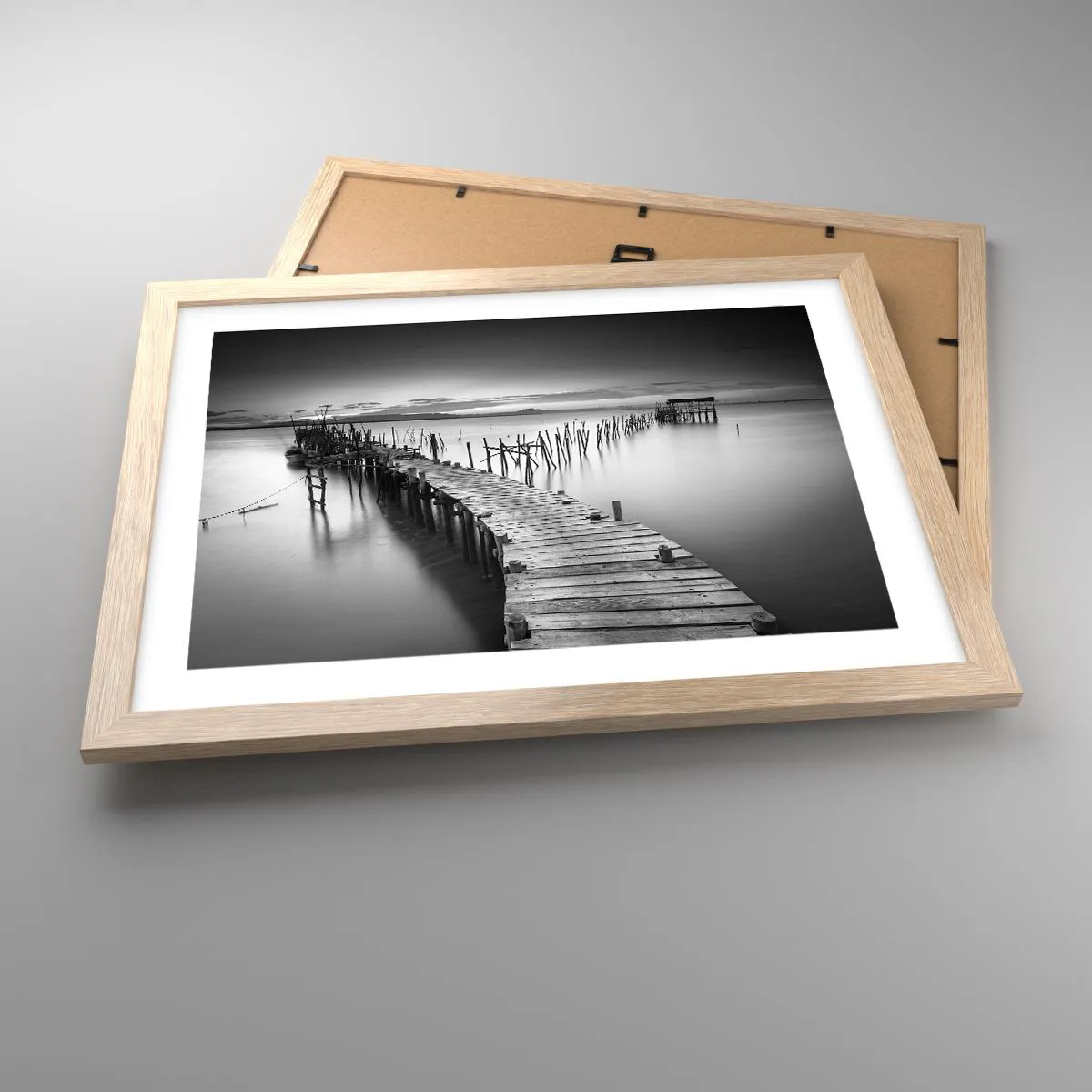 Plakat i ramme af lyst egetræ - Stilheden fra en glemt kyst - 40x30 cm