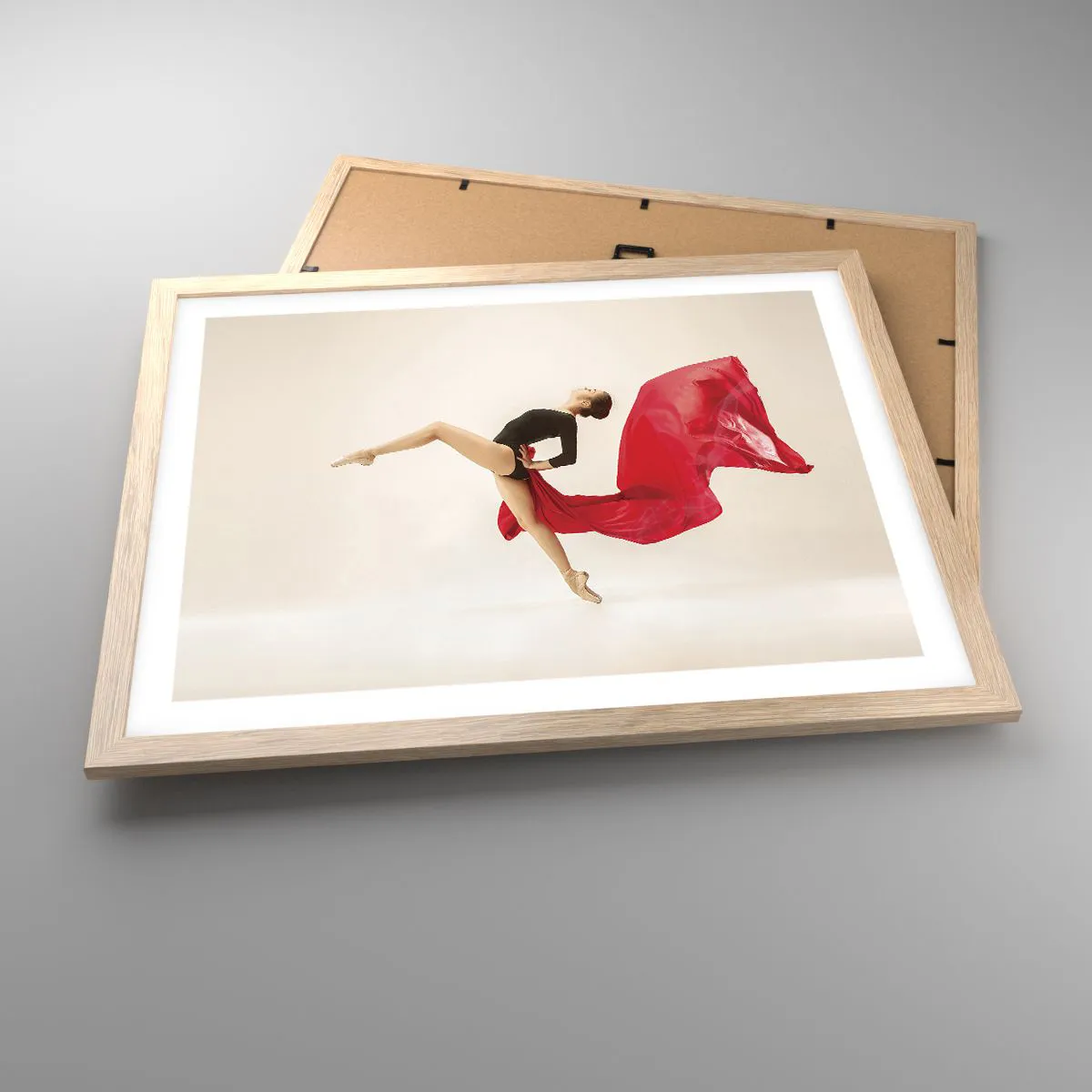 Plakat i ramme af lyst egetræ - Rød og sort - 50x40 cm