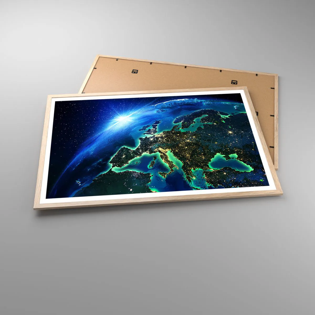 Plakat i ramme af lyst egetræ - Et funklende Europa - 91x61 cm