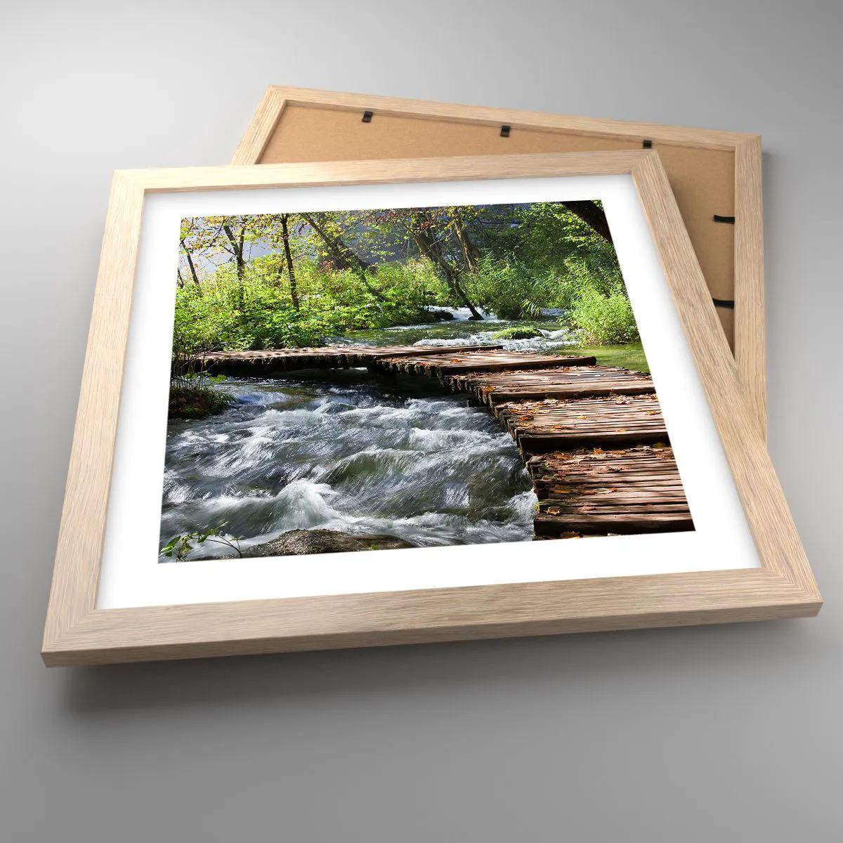 Een poster in een licht eiken lijst - Boven de schuimige waterval - 30x30 cm
