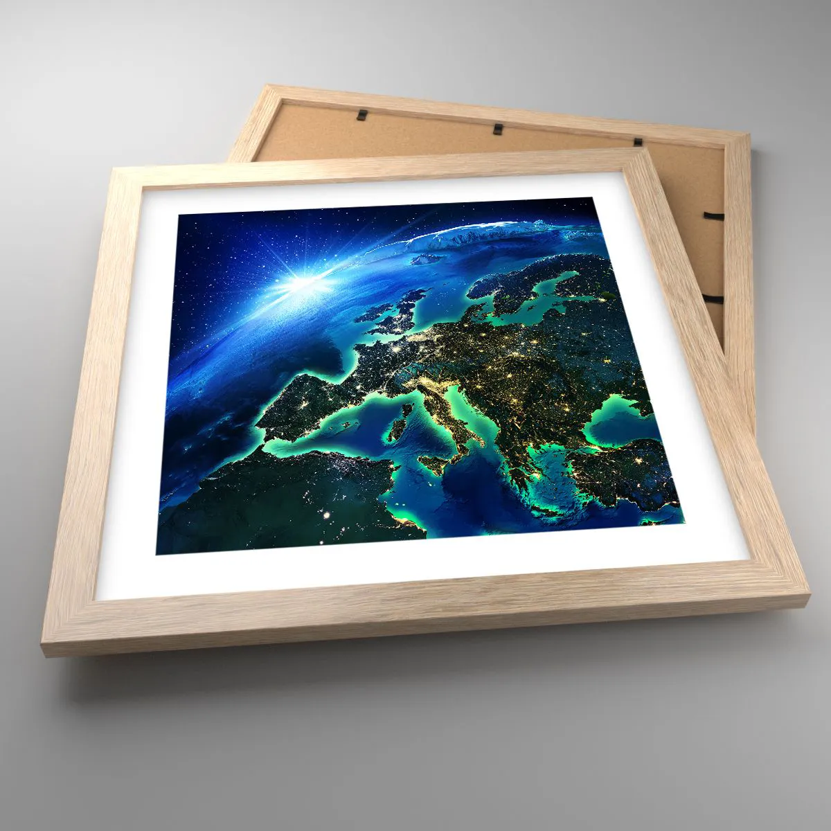 Plakat i ramme af lyst egetræ - Et funklende Europa - 30x30 cm