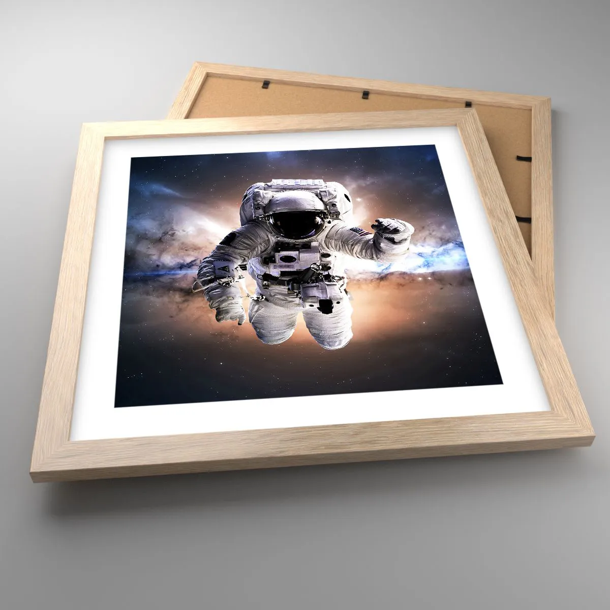 Een poster in een licht eiken lijst - Groeten vanuit de ruimte - 30x30 cm