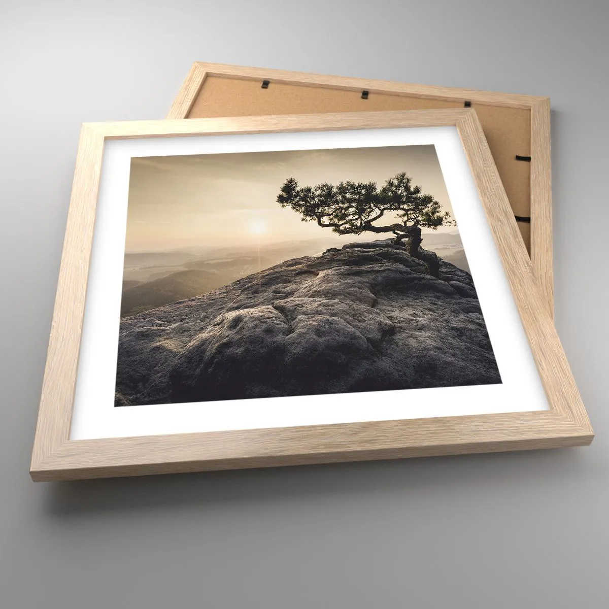 Een poster in een licht eiken lijst - Het leven wint altijd - 30x30 cm