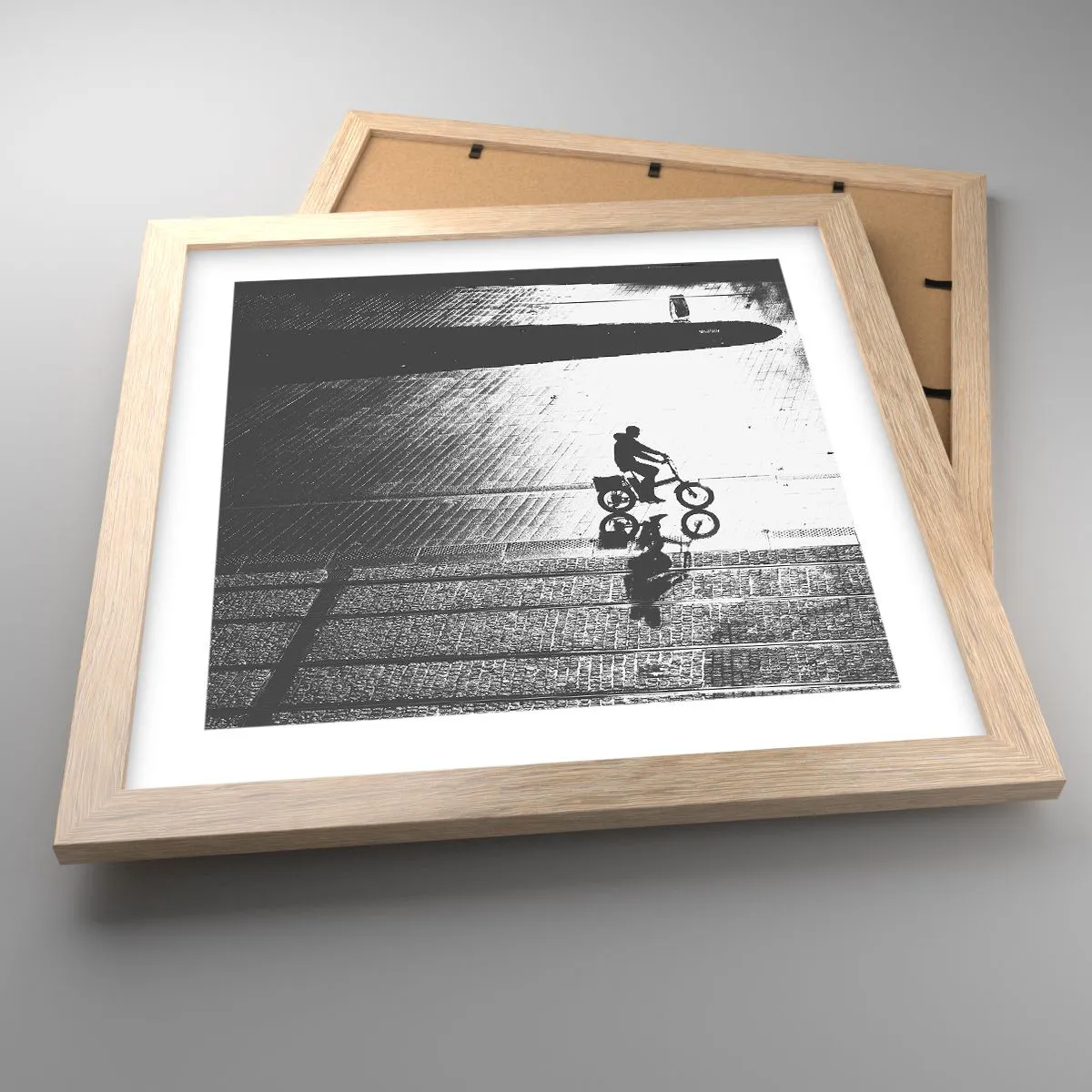 Poster in einem Rahmen aus heller Eiche - Vor sich hin durch die Stadt - 30x30 cm