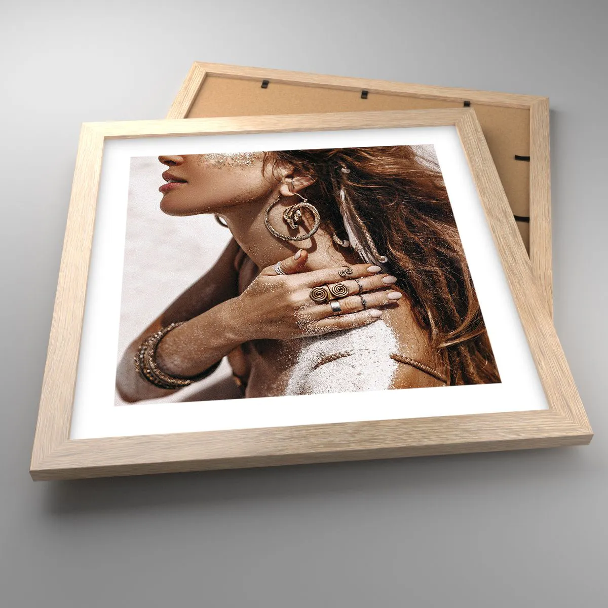 Poster in einem Rahmen aus heller Eiche - Königin des wilden Strandes - 30x30 cm