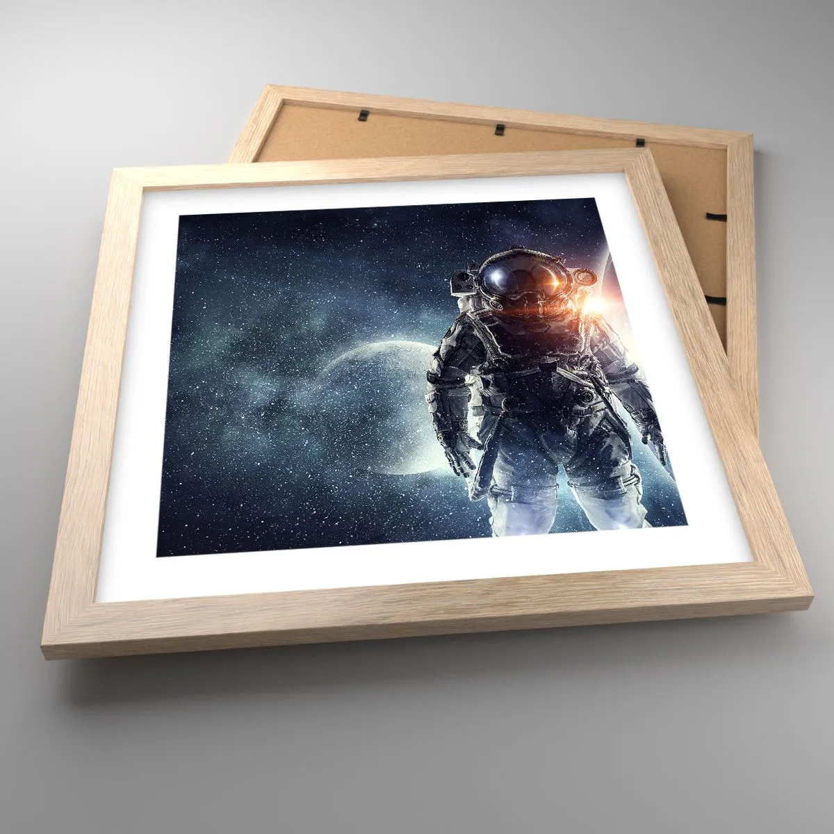 Plakat i ramme af lyst egetræ - Et kosmisk eventyr - 30x30 cm