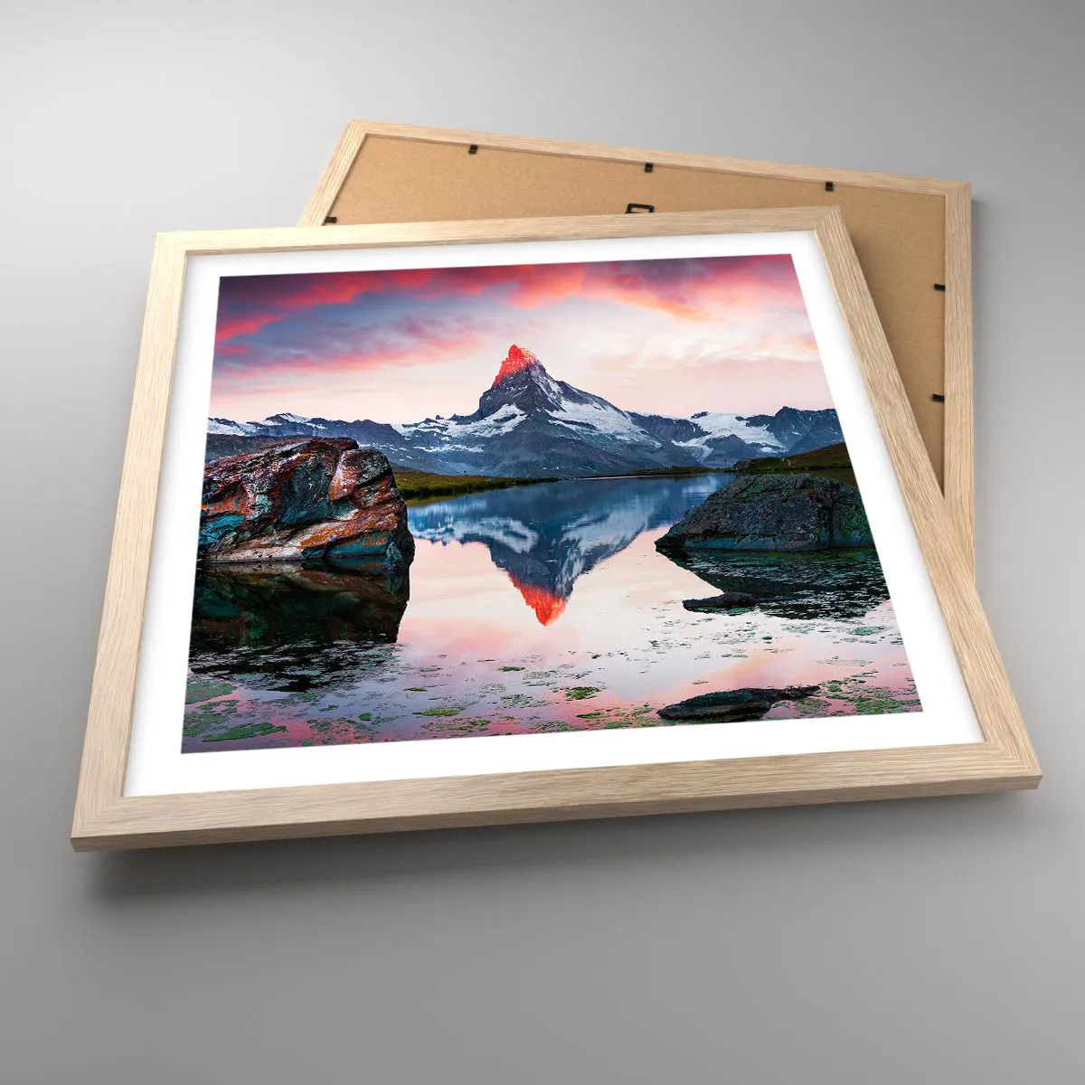 Plakat i ramme af lyst egetræ - Bjergenes hjerte er varmt - 40x40 cm