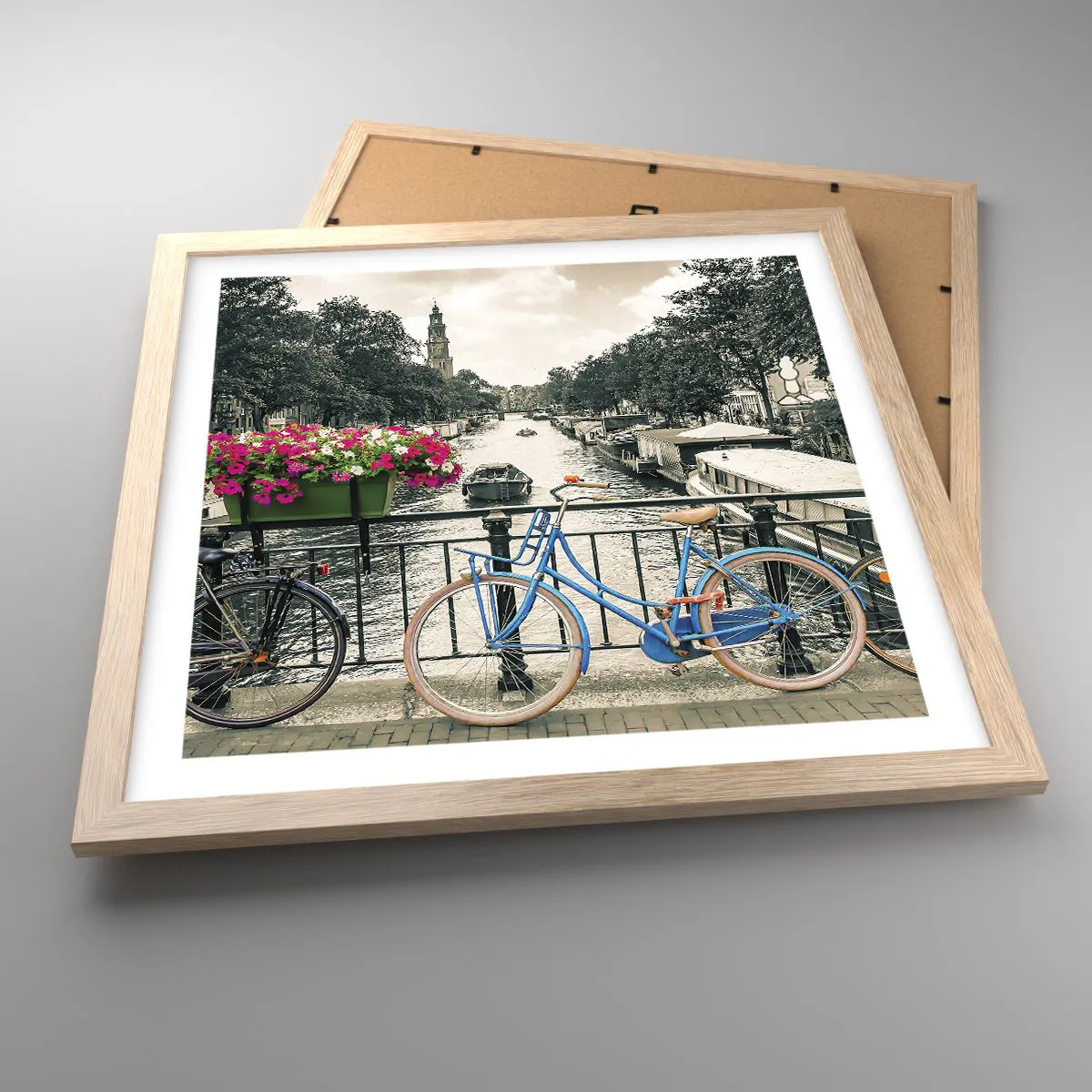 Een poster in een licht eiken lijst - De kleuren van de Amsterdamse straat - 40x40 cm