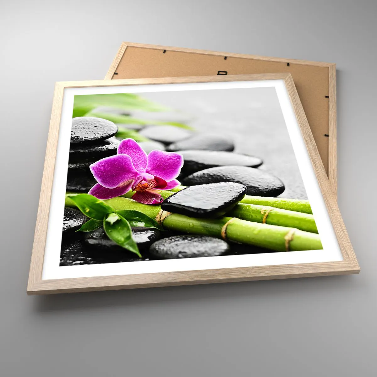 Plakat i ramme af lyst egetræ - I en fredelig balance - 50x50 cm