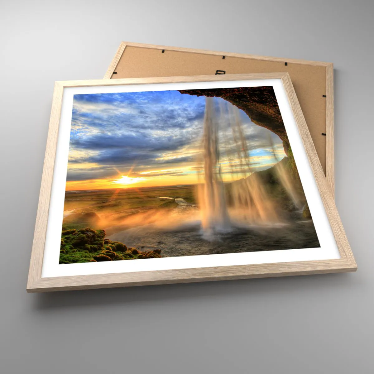 Affiche dans un chêne clair - Poster - Le monde derrière un voile de gouttes - 50x50 cm