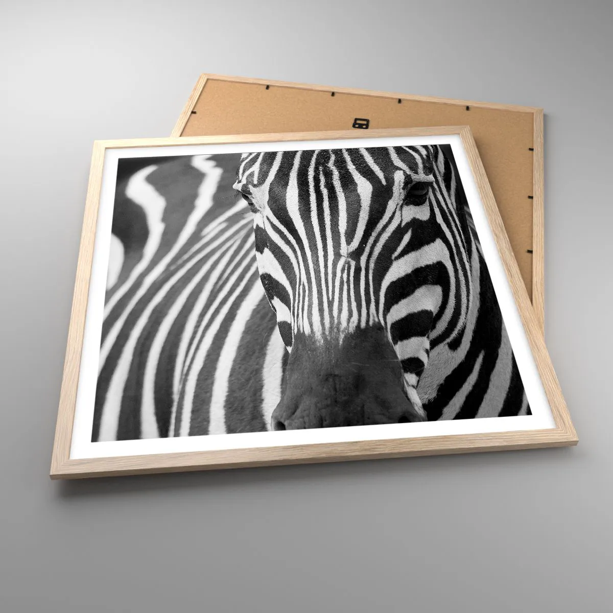 Plakat i ramme af lyst egetræ - Verden er sort og hvid - 60x60 cm