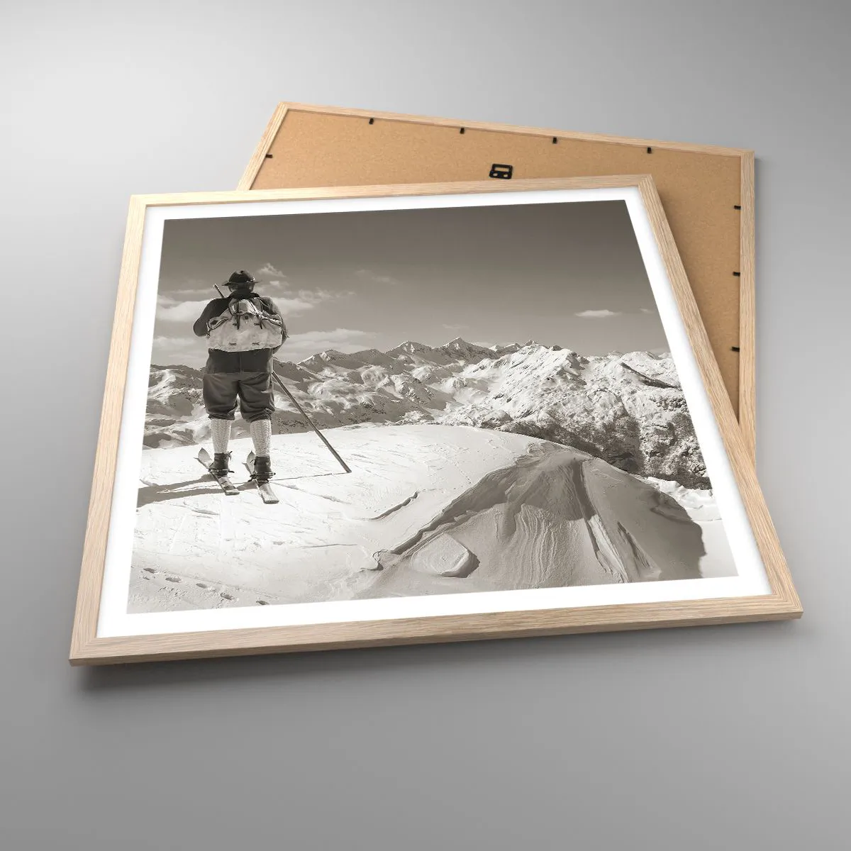 Poster in einem Rahmen aus heller Eiche - Und die Berge bleiben unverändert - 60x60 cm