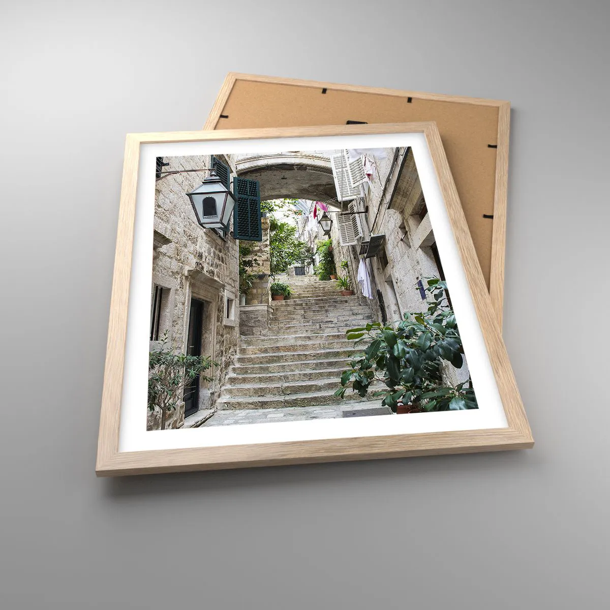 Poster in einem Rahmen aus heller Eiche - Eine bezaubernde Gasse - 40x50 cm