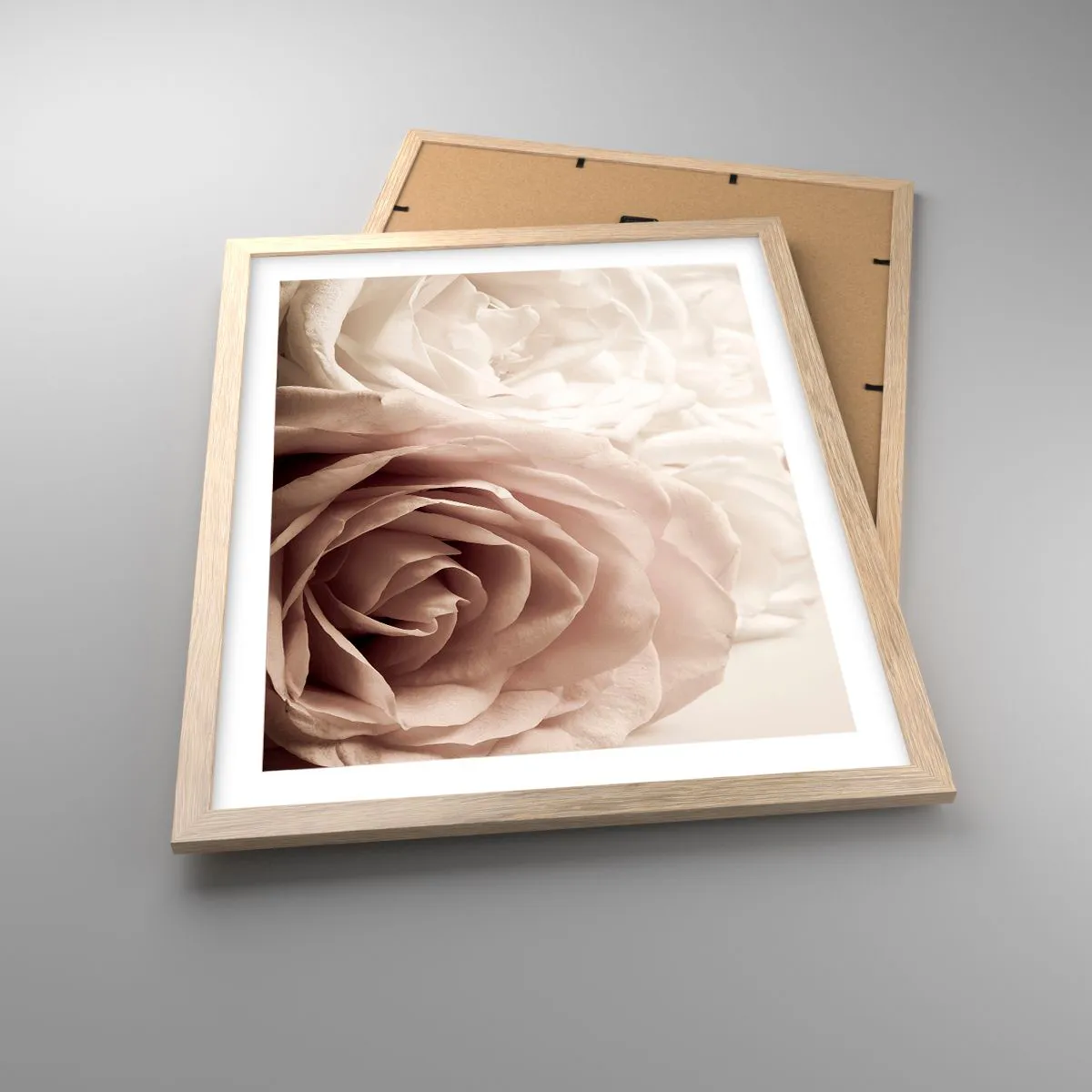 Plakat i ramme af lyst egetræ - I rosens hjerte - 40x50 cm