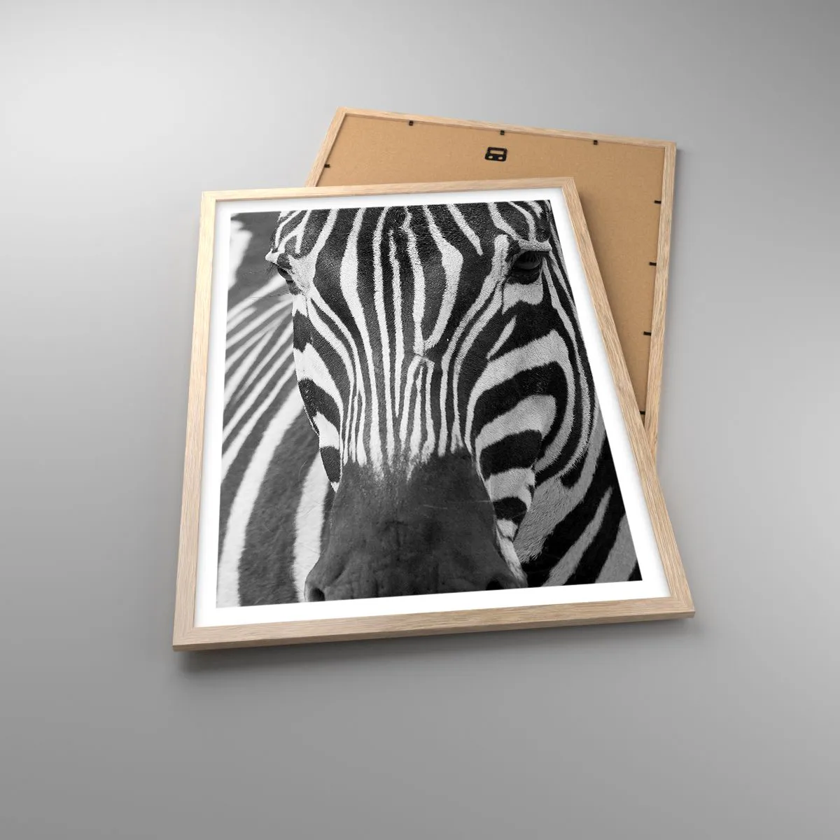 Plakat i ramme af lyst egetræ - Verden er sort og hvid - 50x70 cm