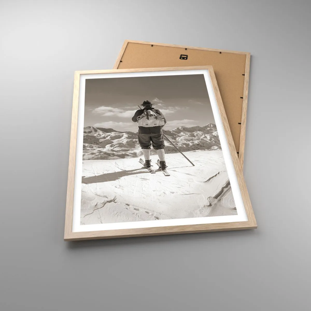 Pôster com moldura de carvalho claro - E as montanhas são as mesmas - 50x70 cm