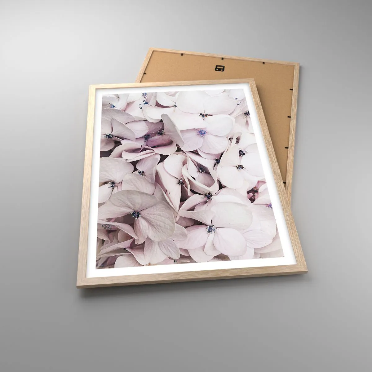 Plakat i ramme af lyst egetræ - I en flod af blomster - 50x70 cm