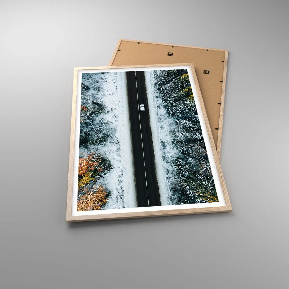 Pôster com moldura de carvalho claro - Cortar a floresta no inverno - 61x91 cm