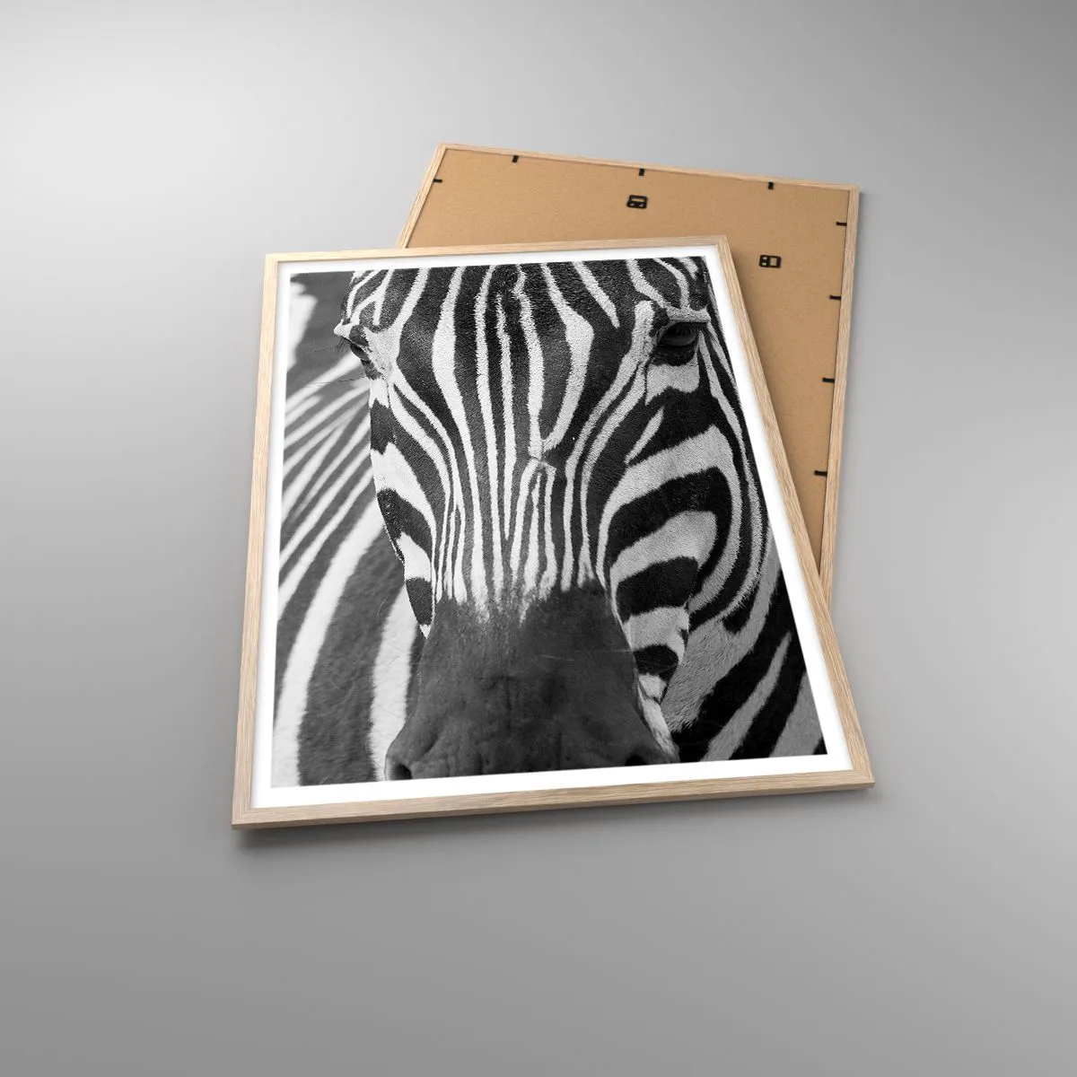 Affiche dans un chêne clair - Poster - Le monde est noir et blanc - 70x100 cm