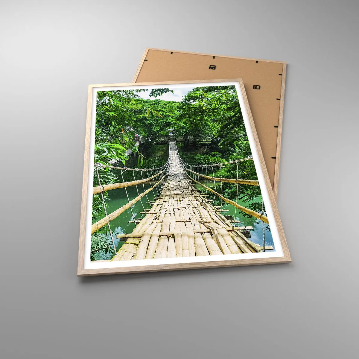 Poster in einem Rahmen aus heller Eiche - Monkey Bridge über das Grün - 70x100 cm