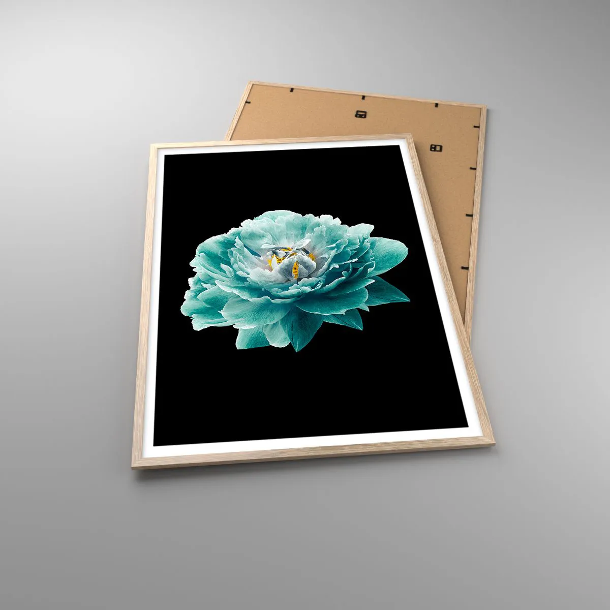 Poster in einem Rahmen aus heller Eiche - Blaue und goldene Blütenblätter - 70x100 cm