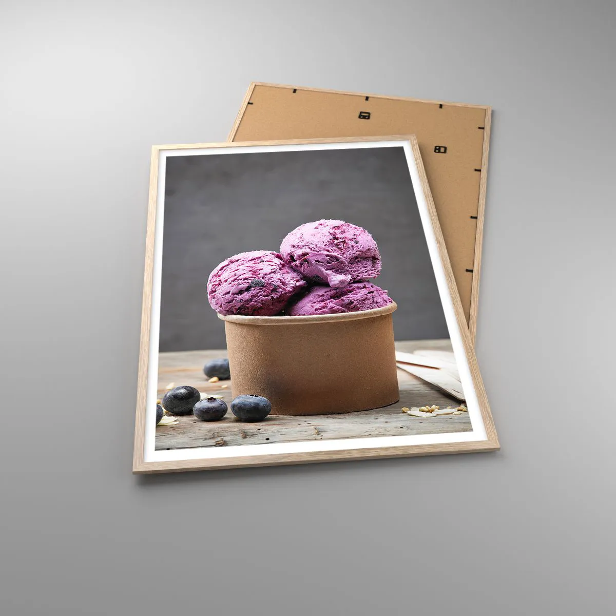 Poster in einem Rahmen aus heller Eiche - Süße und Kälte - 70x100 cm