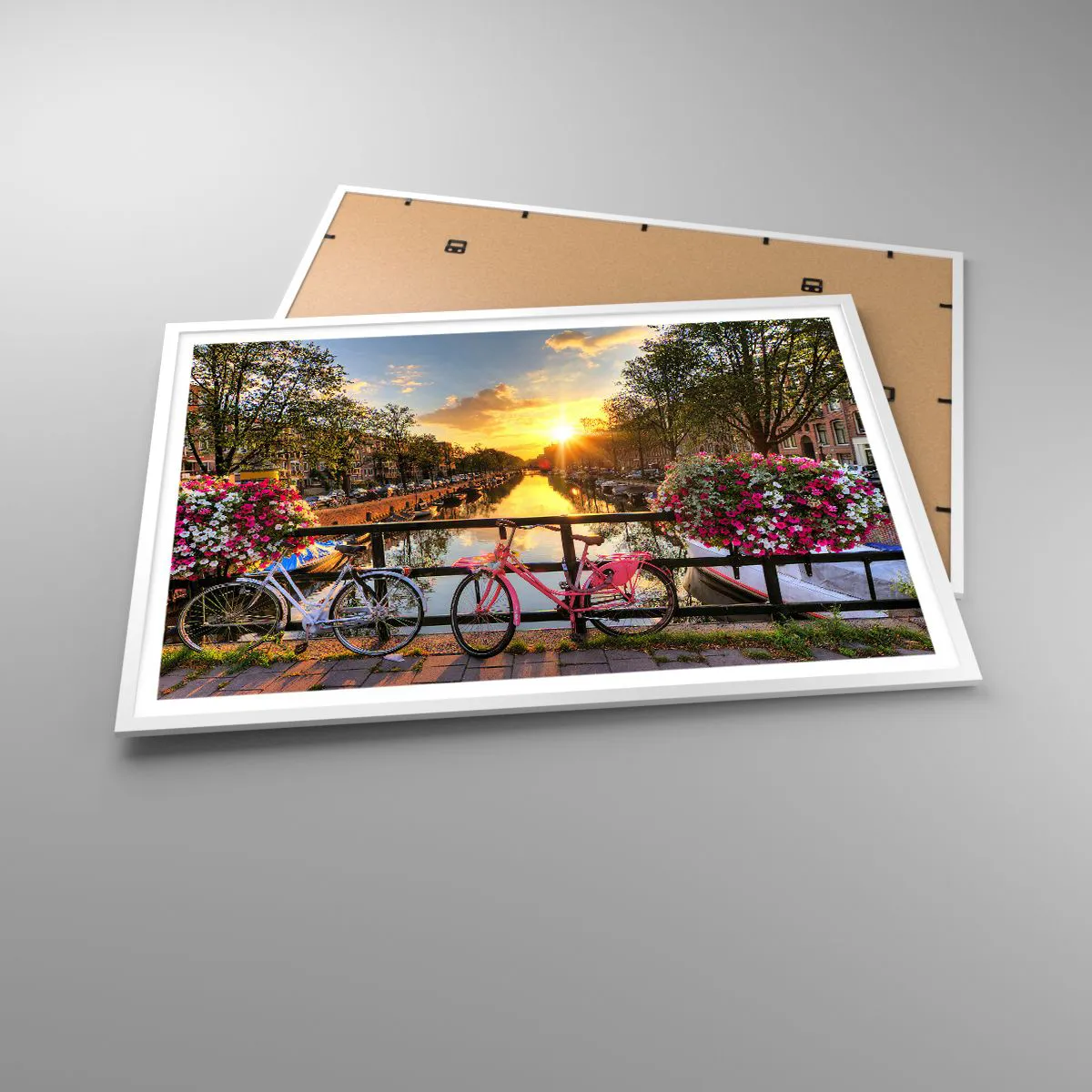 Plakat i hvid ramme - Forårsmorgen i Amsterdam - 100x70 cm