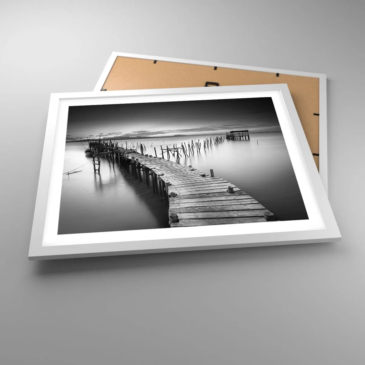 Póster en marco blanco - La calma de una orilla olvidada - 50x40 cm