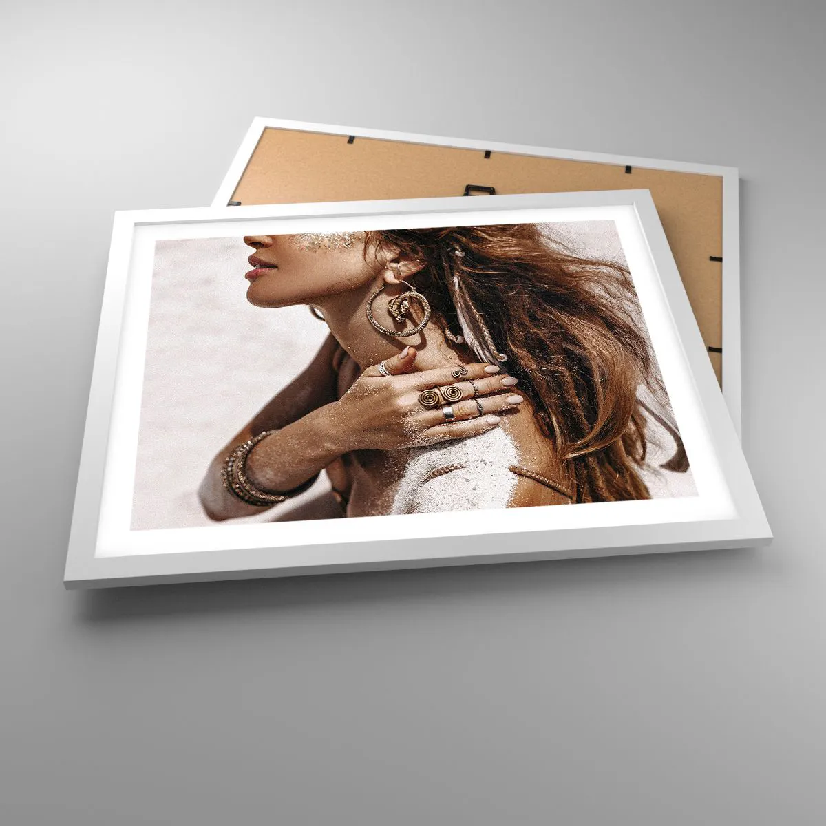 Plakat w białej ramie - Królowa dzikiej plaży - 50x40 cm