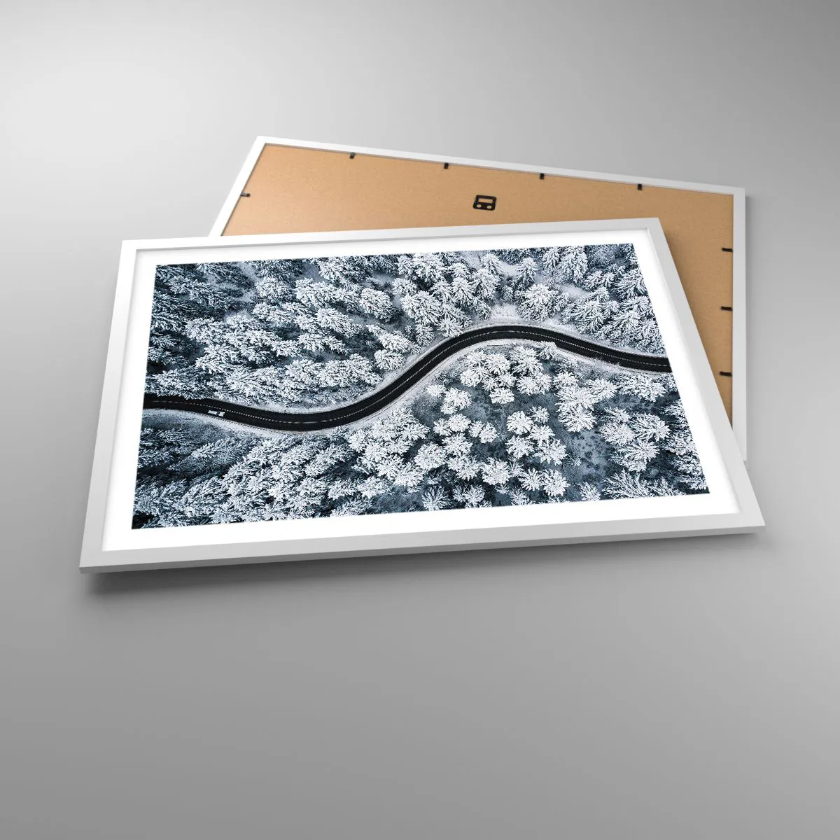 Poster în ramă albă - Prin pădurea de iarnă - 70x50 cm