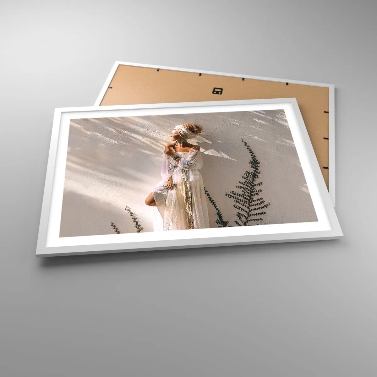 Plakat w białej ramie - Słońce i dziewczyna - 70x50 cm