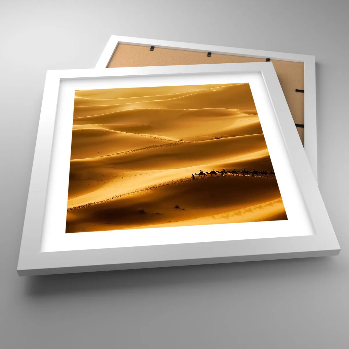Affiche dans un cadre blanc - Poster - Caravane sur les vagues du désert - 30x30 cm