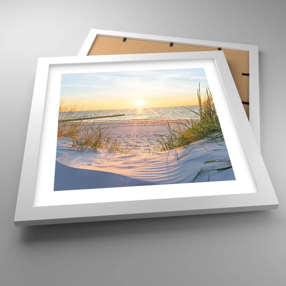 Poster in einem weißen Rahmen - Das Rauschen des Meeres, der Gesang der Vögel, ein wilder Strand im Gras ... - 30x30 cm