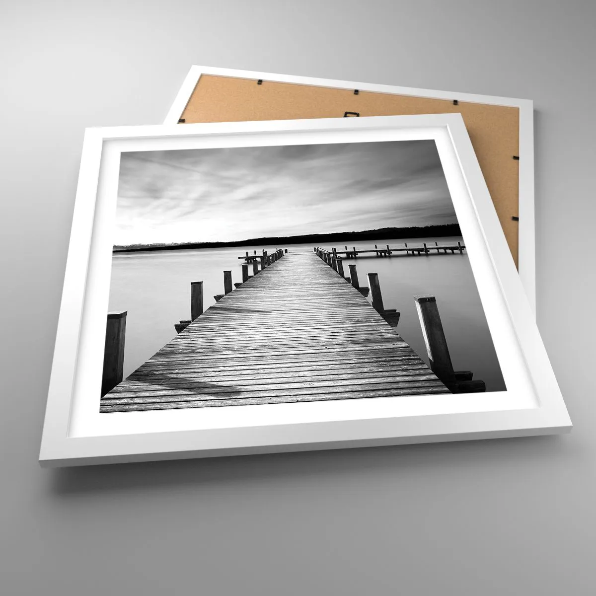 Affisch i vit ram - Vattnet - lugnet - 40x40 cm