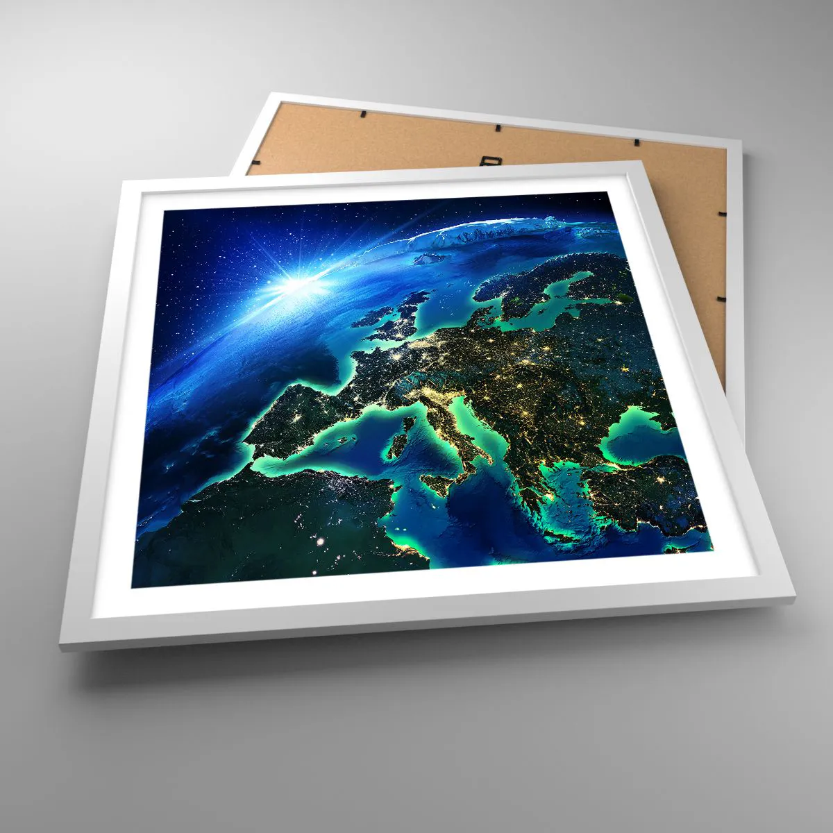 Plakat i hvid ramme - Et funklende Europa - 50x50 cm