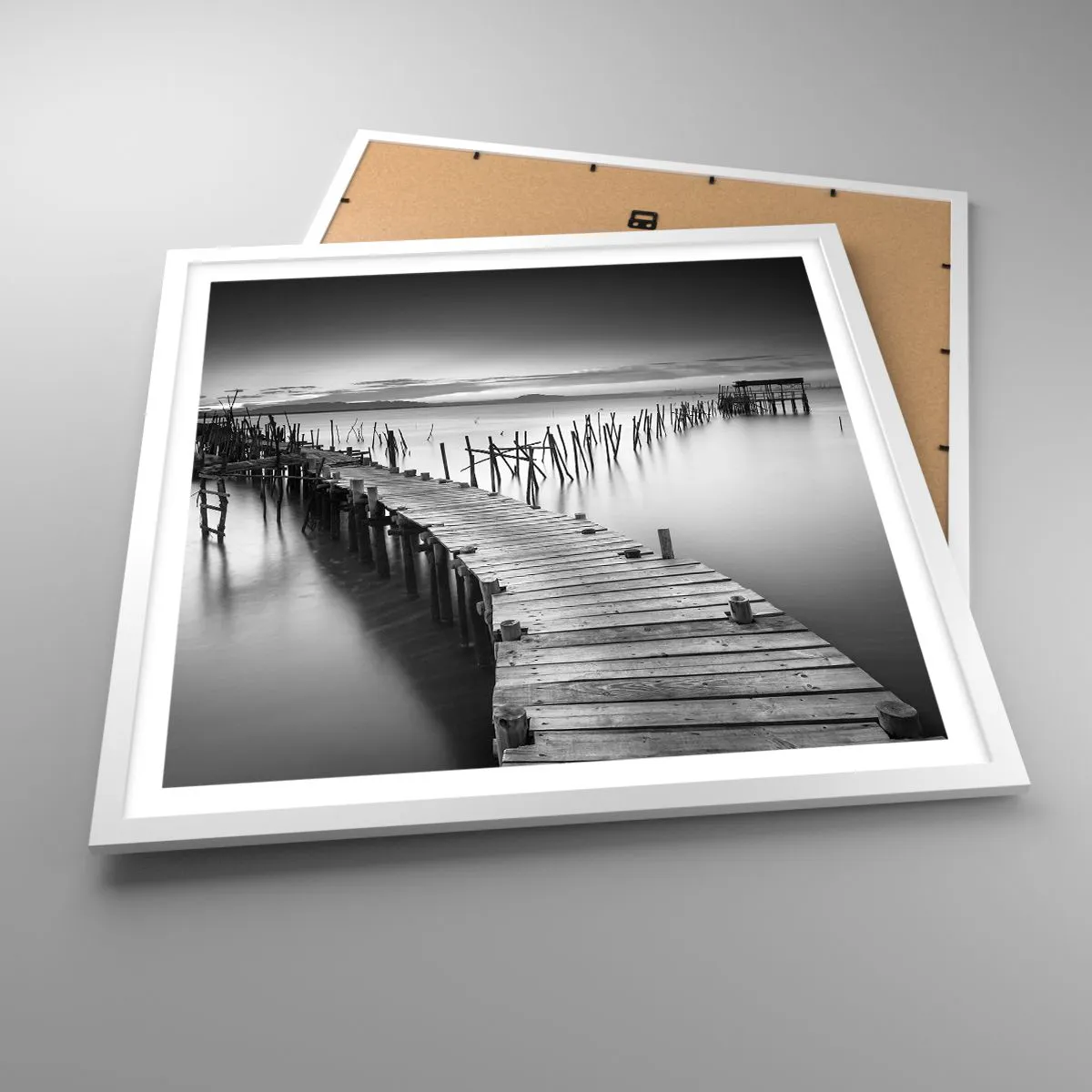 Plakat w białej ramie - Spokój zapomnianego brzegu - 60x60 cm