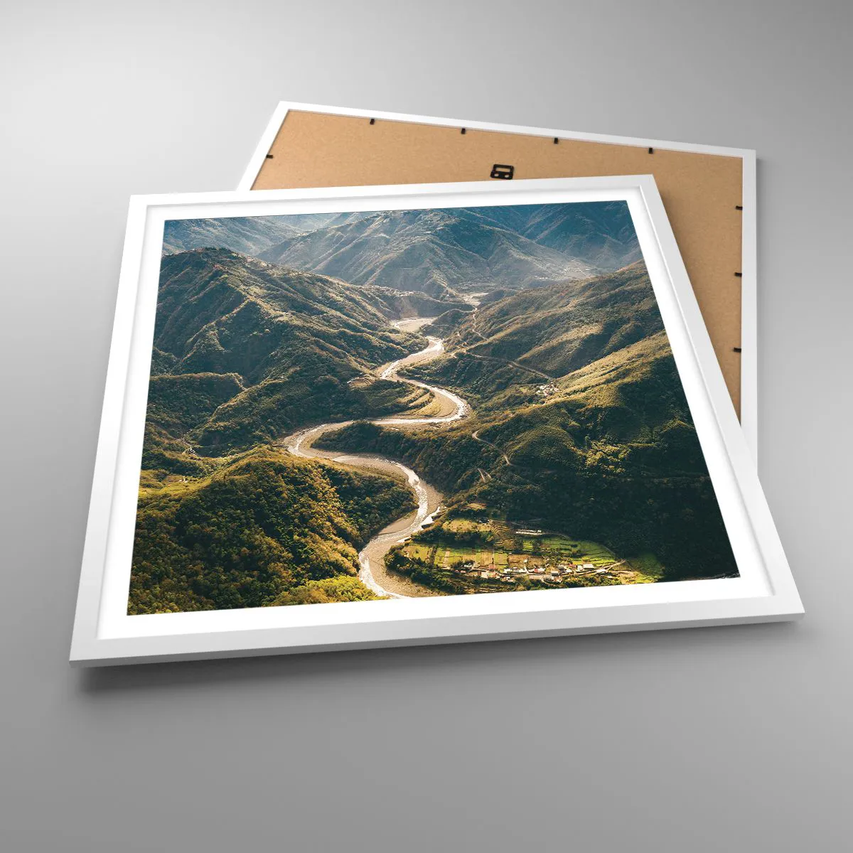 Poster in een witte lijst - Recht uit het hart van de bergen - 60x60 cm