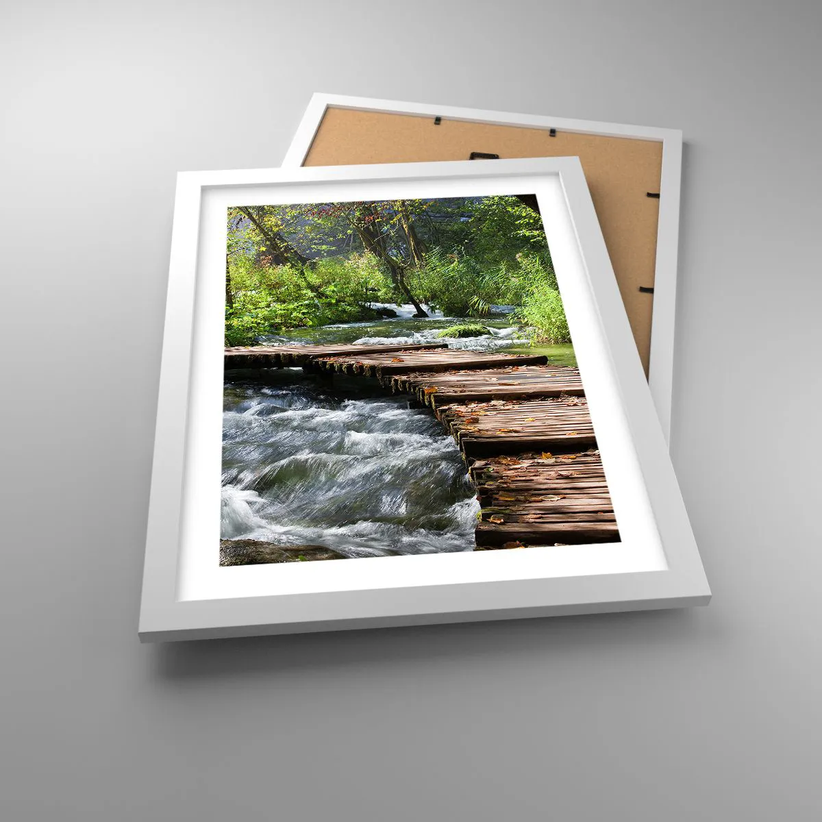 Poster in einem weißen Rahmen - Über der schaumigen Kaskade - 30x40 cm