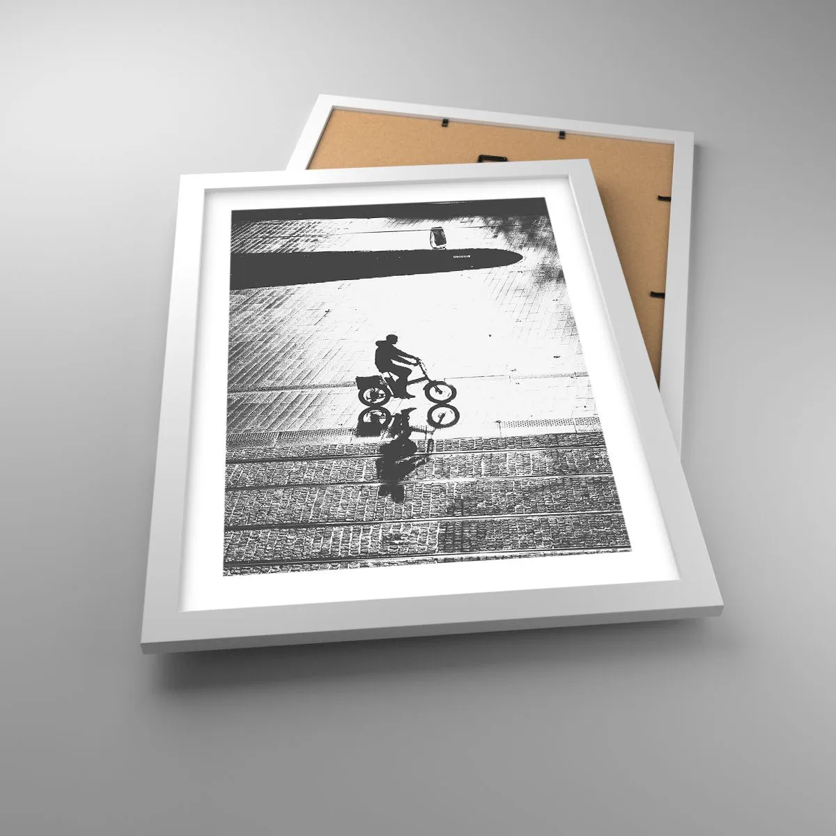 Poster în ramă albă - Înainte, prin oraș - 30x40 cm