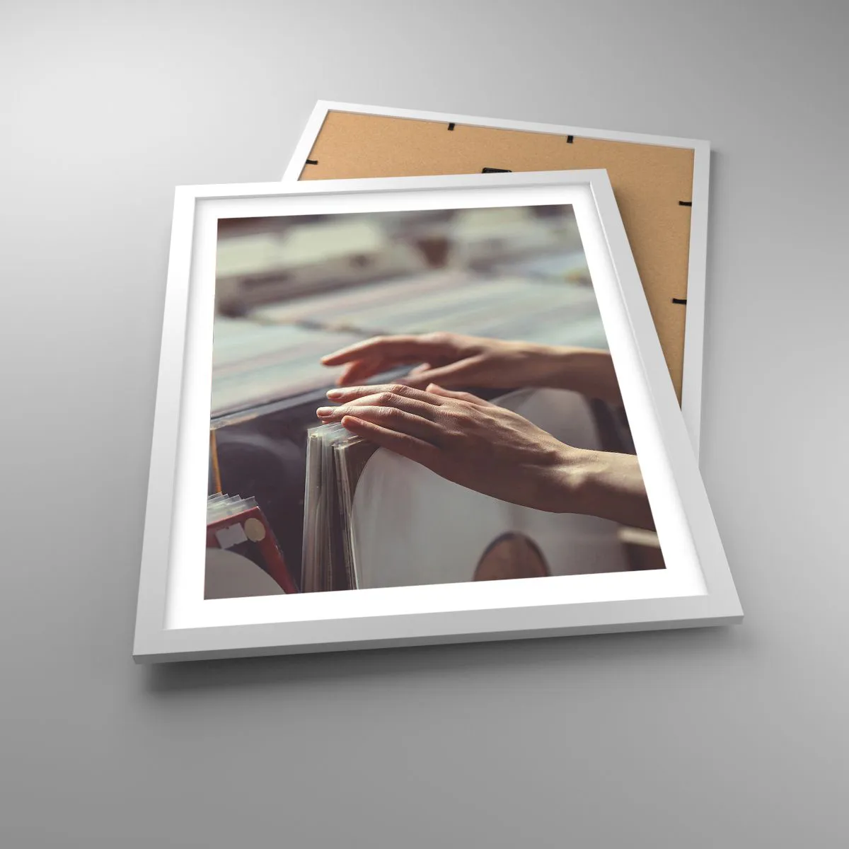 Plakat w białej ramie - W poszukiwaniu wzruszeń - 40x50 cm