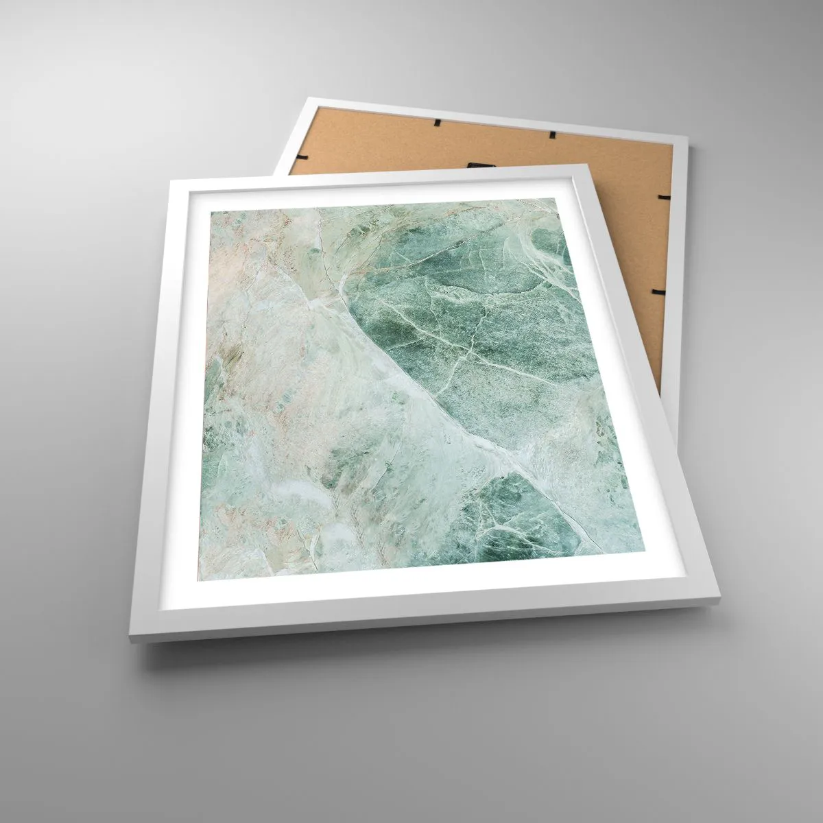 Plakat i hvid ramme - Den ædle kølighed af sten - 40x50 cm