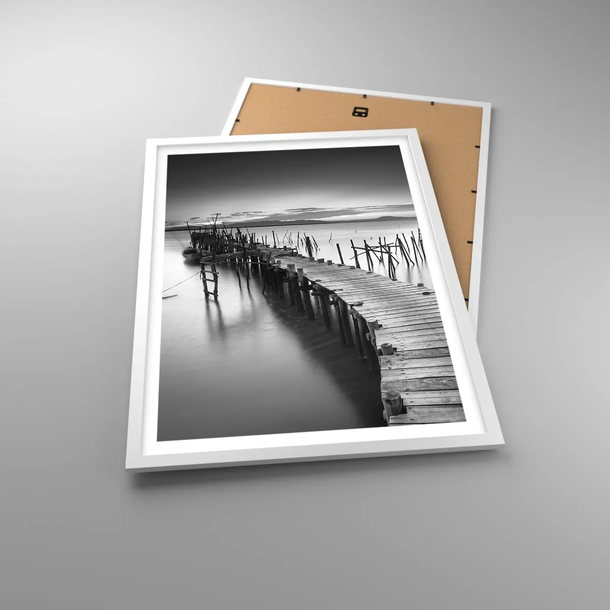 Plakat w białej ramie - Spokój zapomnianego brzegu - 50x70 cm