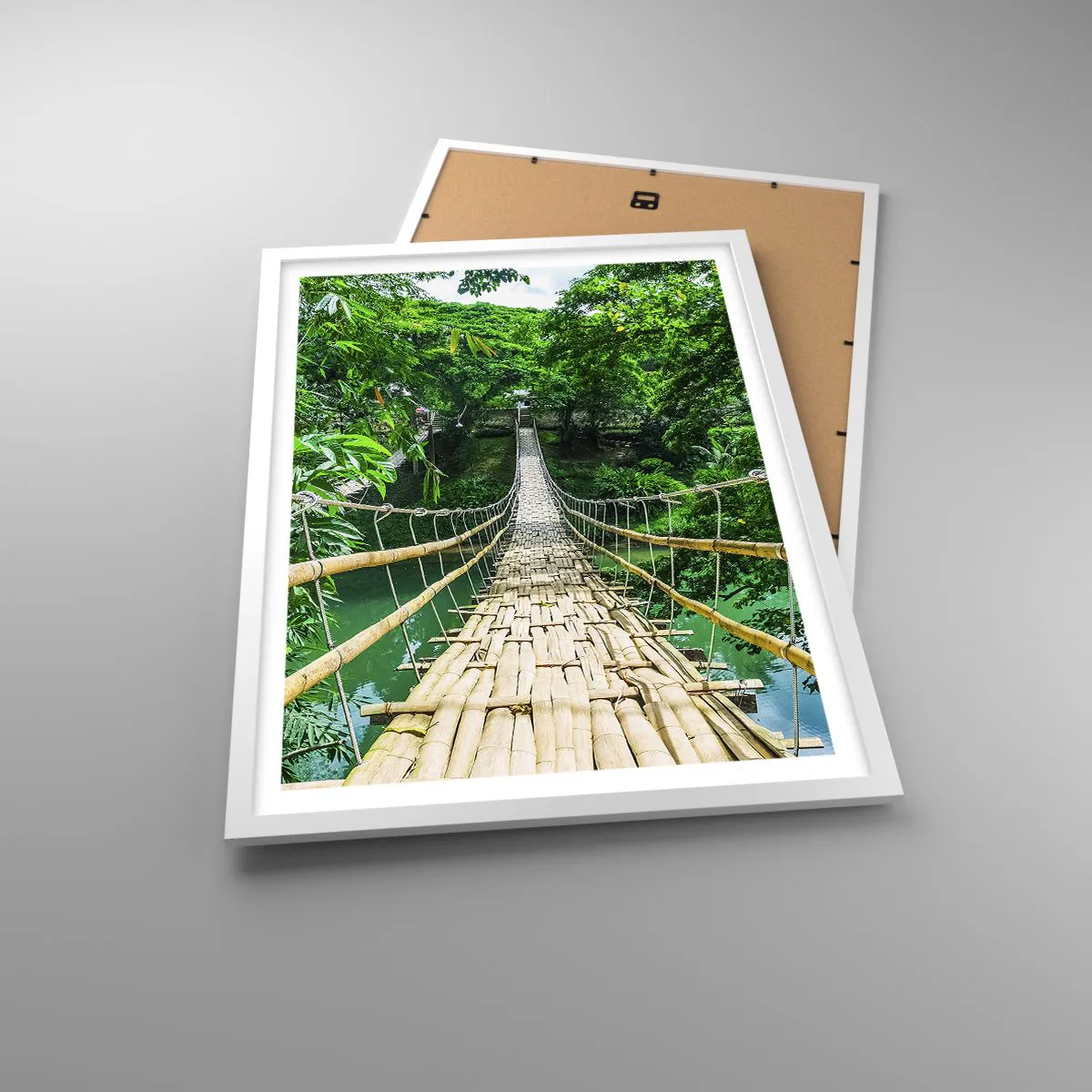 Poster in einem weißen Rahmen - Monkey Bridge über das Grün - 50x70 cm
